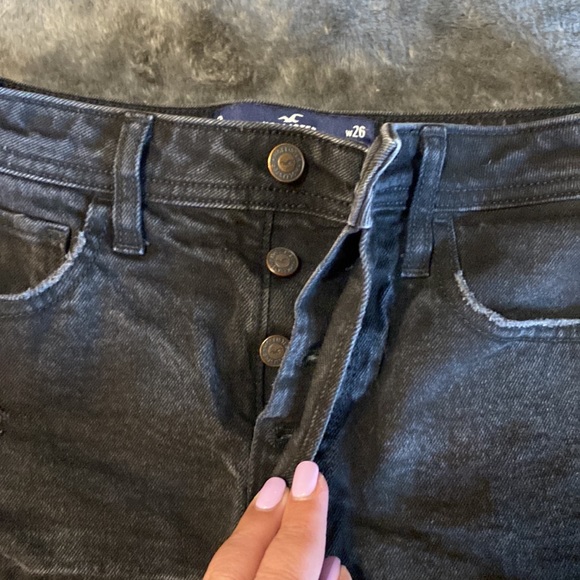 🖤Hollister | Ultra High Rise Mom Distressed Denim Short | Size: 3 (w26) - Picture 5 of 5